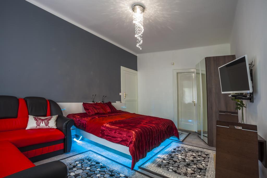Luxury Air-Conditioned Rooms In Old Town Bratislava Exterior photo